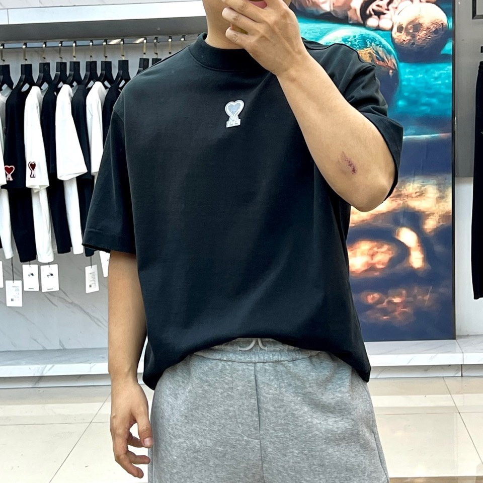 Ami、2026春夏新品重磅来袭，这款圆领短袖T恤以极简设计诠释高级松弛感。宽松落肩版型包容各种身材，下