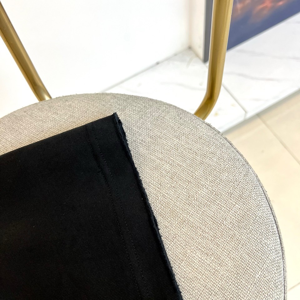 Ami、2026春夏新品重磅来袭，这款圆领短袖T恤以极简设计诠释高级松弛感。宽松落肩版型包容各种身材，下