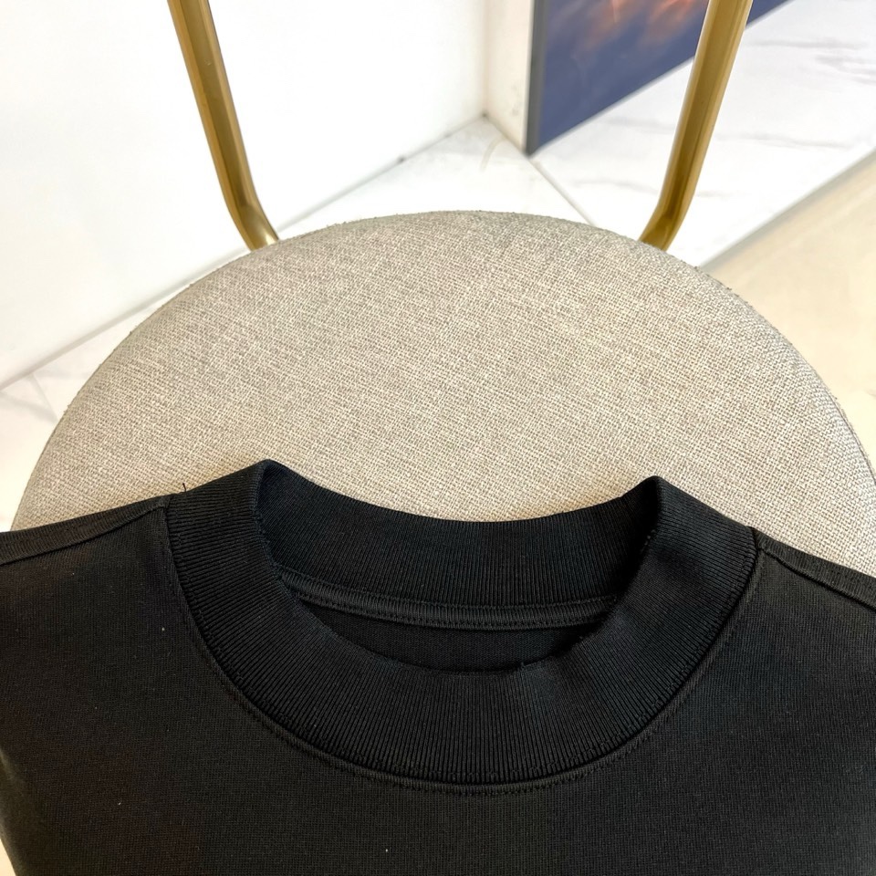 Ami、2026春夏新品重磅来袭，这款圆领短袖T恤以极简设计诠释高级松弛感。宽松落肩版型包容各种身材，下