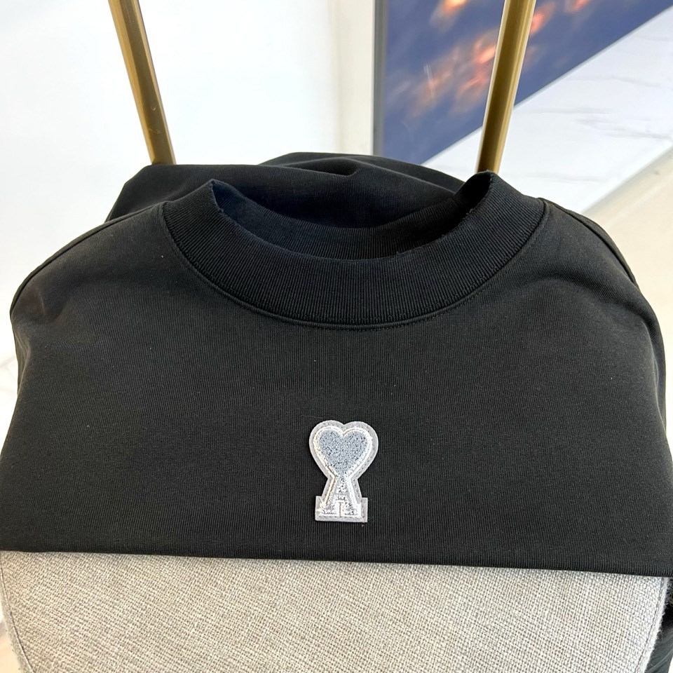 Ami、2026春夏新品重磅来袭，这款圆领短袖T恤以极简设计诠释高级松弛感。宽松落肩版型包容各种身材，下