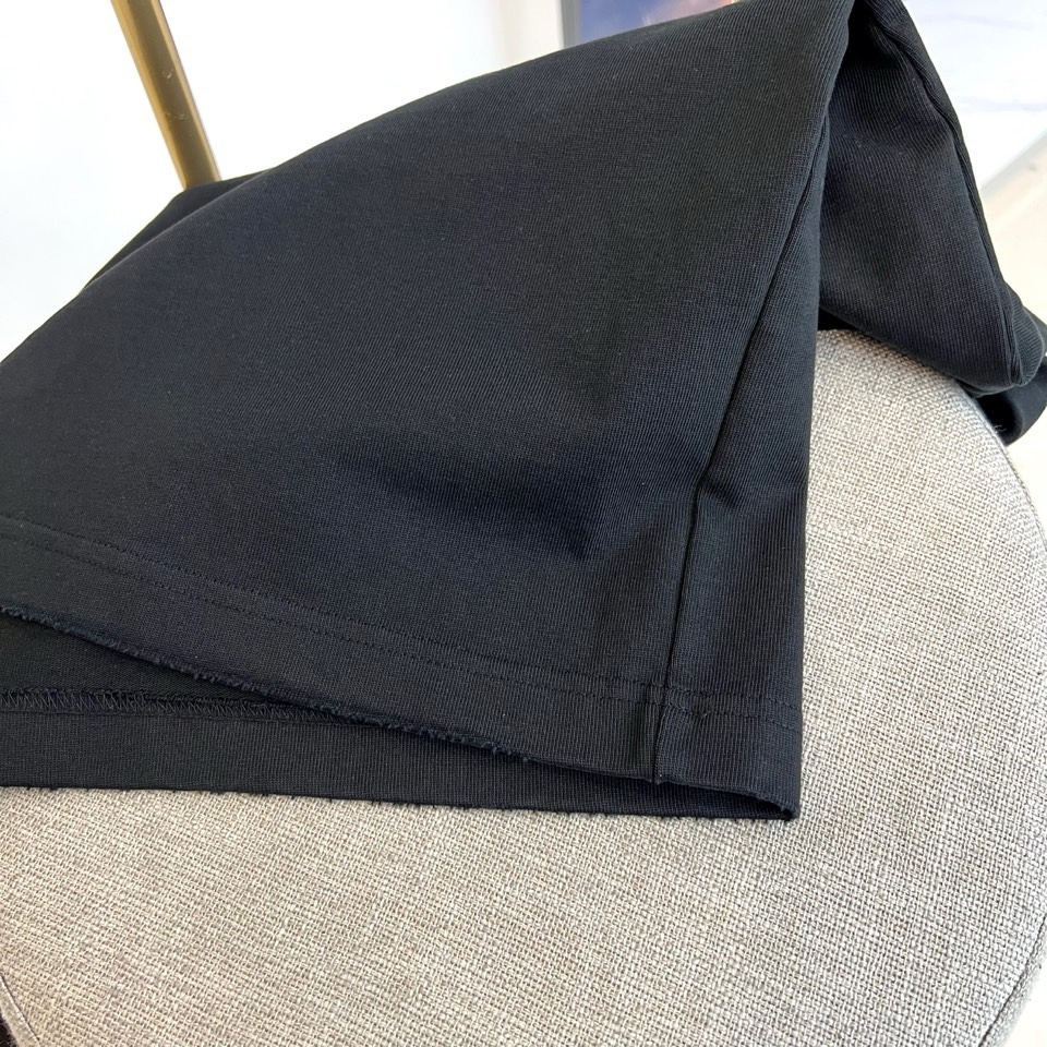 Ami、2026春夏新品重磅来袭，这款圆领短袖T恤以极简设计诠释高级松弛感。宽松落肩版型包容各种身材，下