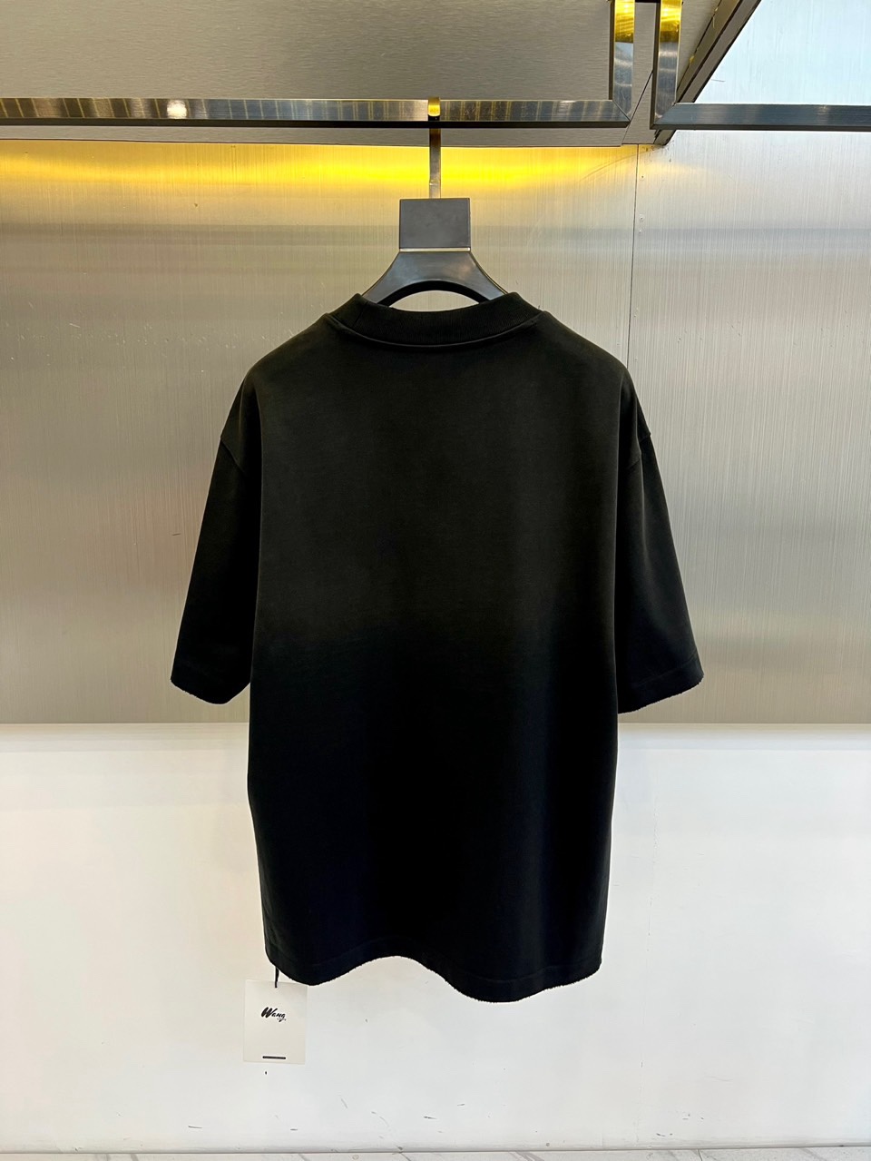 Ami、2026春夏新品重磅来袭，这款圆领短袖T恤以极简设计诠释高级松弛感。宽松落肩版型包容各种身材，下