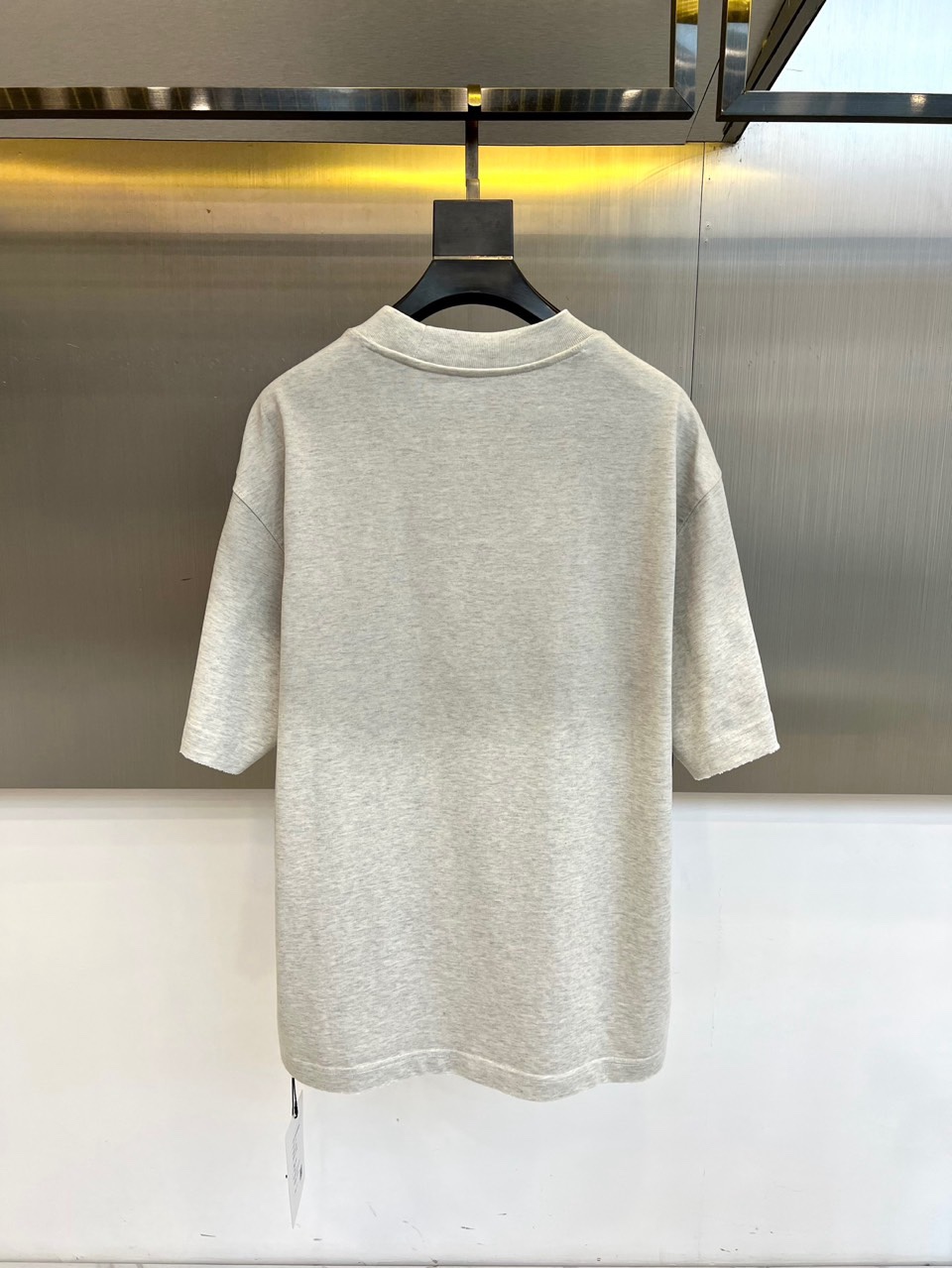 Ami、2026春夏新品重磅来袭，这款圆领短袖T恤以极简设计诠释高级松弛感。宽松落肩版型包容各种身材，下