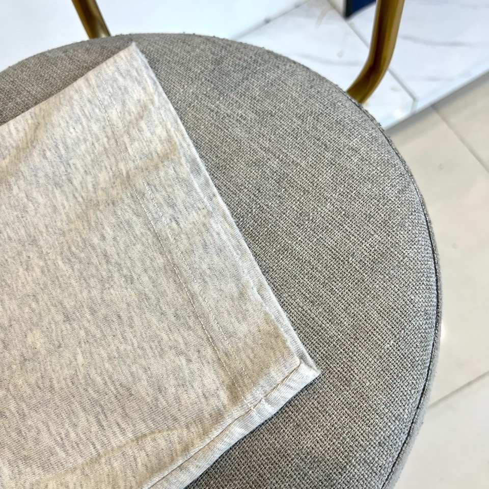 Ami、2026春夏新品重磅来袭，这款圆领短袖T恤以极简设计诠释高级松弛感。宽松落肩版型包容各种身材，下