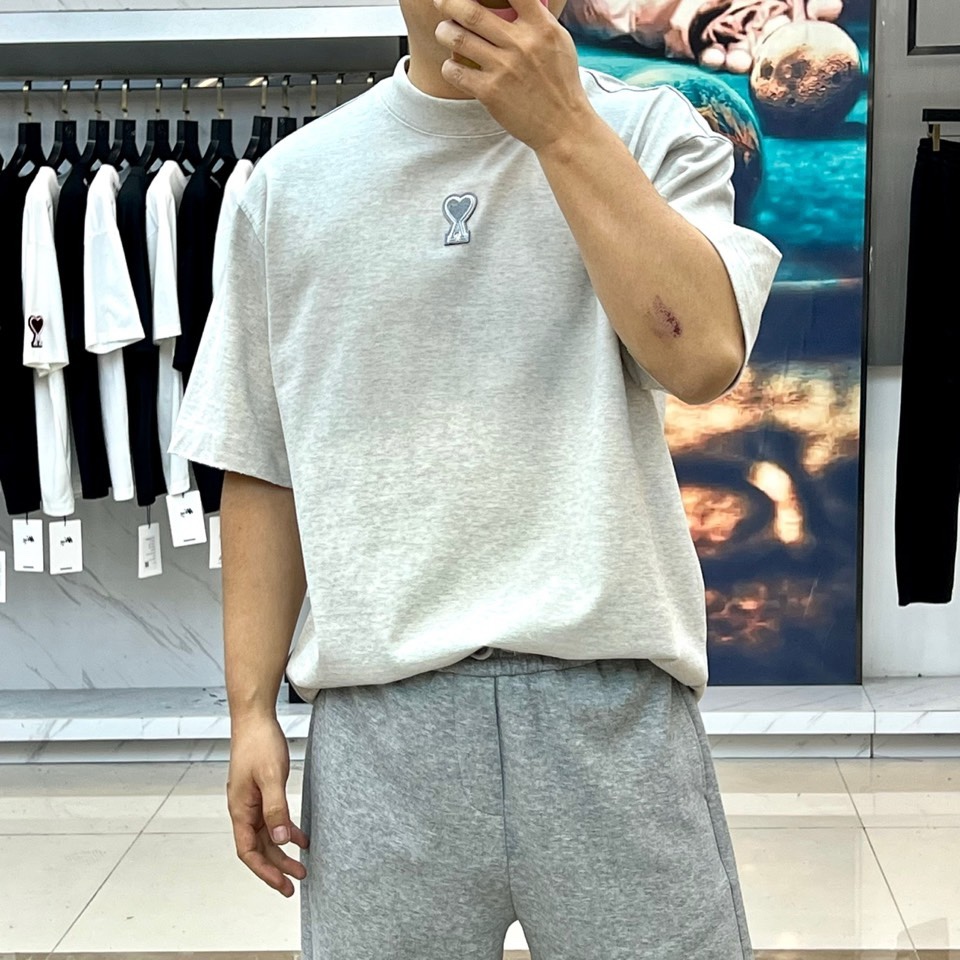 Ami、2026春夏新品重磅来袭，这款圆领短袖T恤以极简设计诠释高级松弛感。宽松落肩版型包容各种身材，下