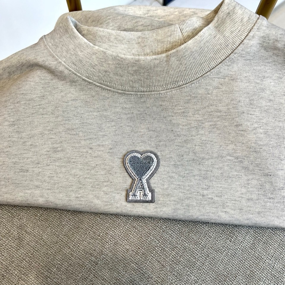 Ami、2026春夏新品重磅来袭，这款圆领短袖T恤以极简设计诠释高级松弛感。宽松落肩版型包容各种身材，下