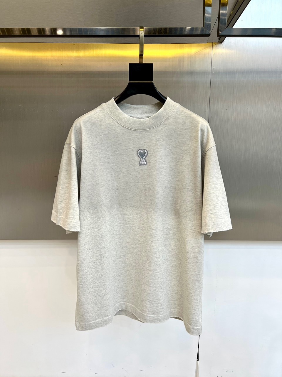 Ami、2026春夏新品重磅来袭，这款圆领短袖T恤以极简设计诠释高级松弛感。宽松落肩版型包容各种身材，下