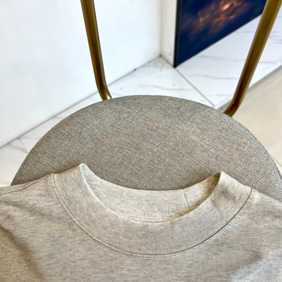 Ami、2026春夏新品重磅来袭，这款圆领短袖T恤以极简设计诠释高级松弛感。宽松落肩版型包容各种身材，下