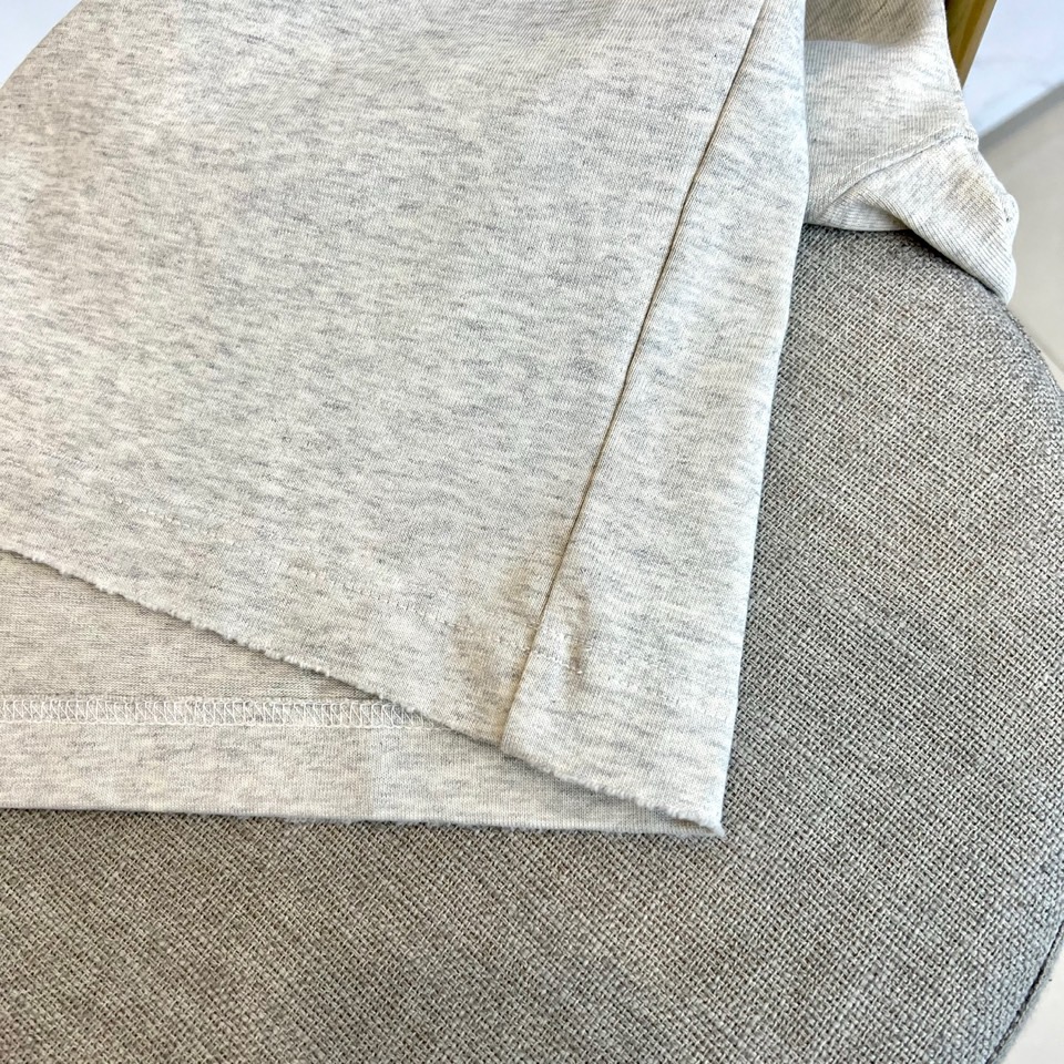 Ami、2026春夏新品重磅来袭，这款圆领短袖T恤以极简设计诠释高级松弛感。宽松落肩版型包容各种身材，下