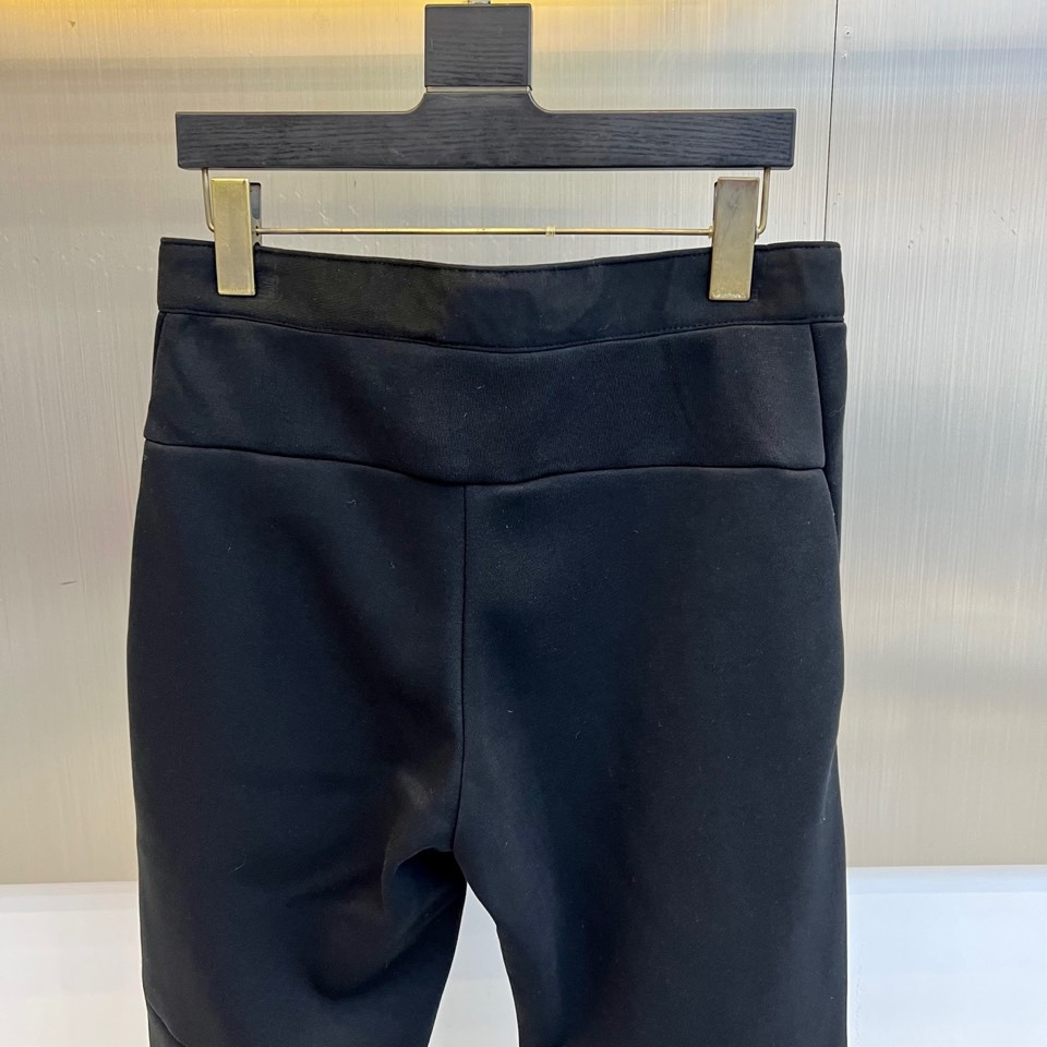 Arcteryx 始祖鸟、2026春夏男士户外运动长裤，以利落剪裁重塑都市机能美学。款式采用直筒修身廓形