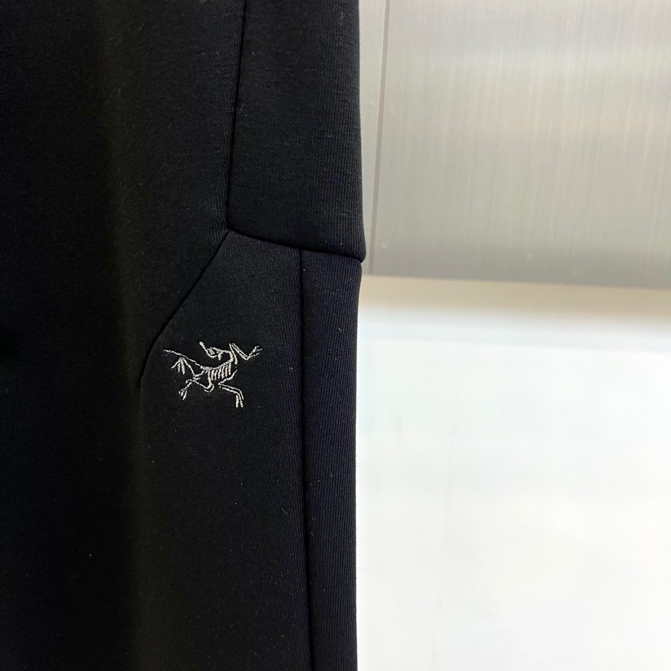 Arcteryx 始祖鸟、2026春夏男士户外运动长裤，以利落剪裁重塑都市机能美学。款式采用直筒修身廓形