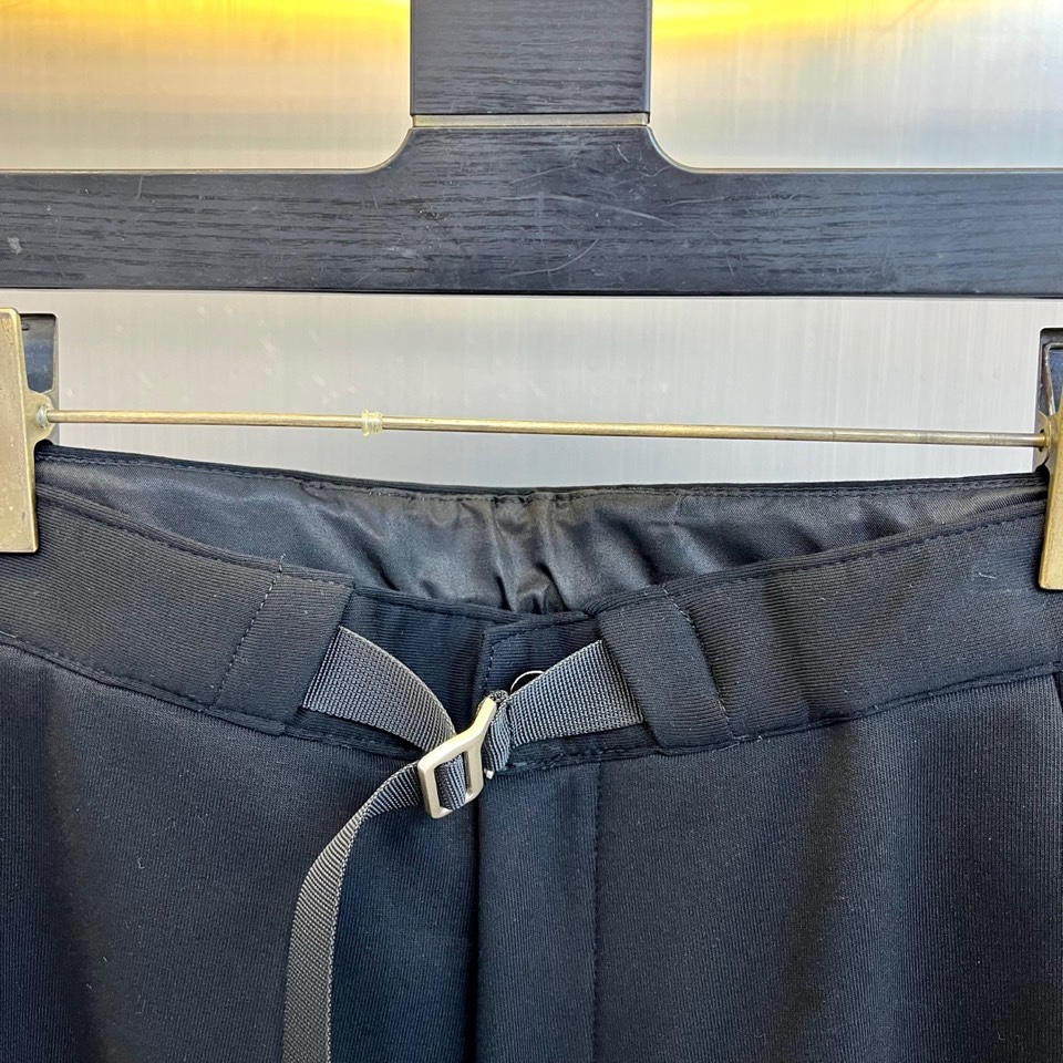 Arcteryx 始祖鸟、2026春夏男士户外运动长裤，以利落剪裁重塑都市机能美学。款式采用直筒修身廓形