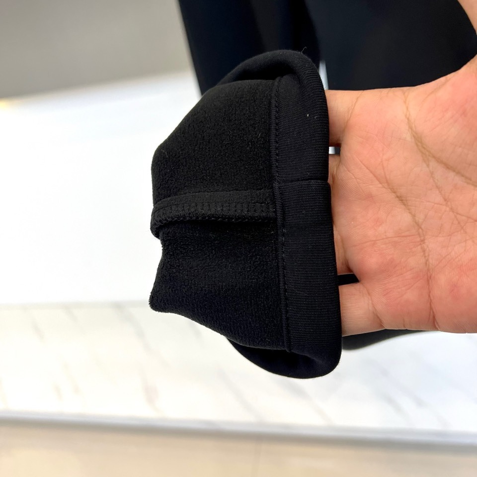 Arcteryx 始祖鸟、2026春夏男士户外运动长裤，以利落剪裁重塑都市机能美学。款式采用直筒修身廓形