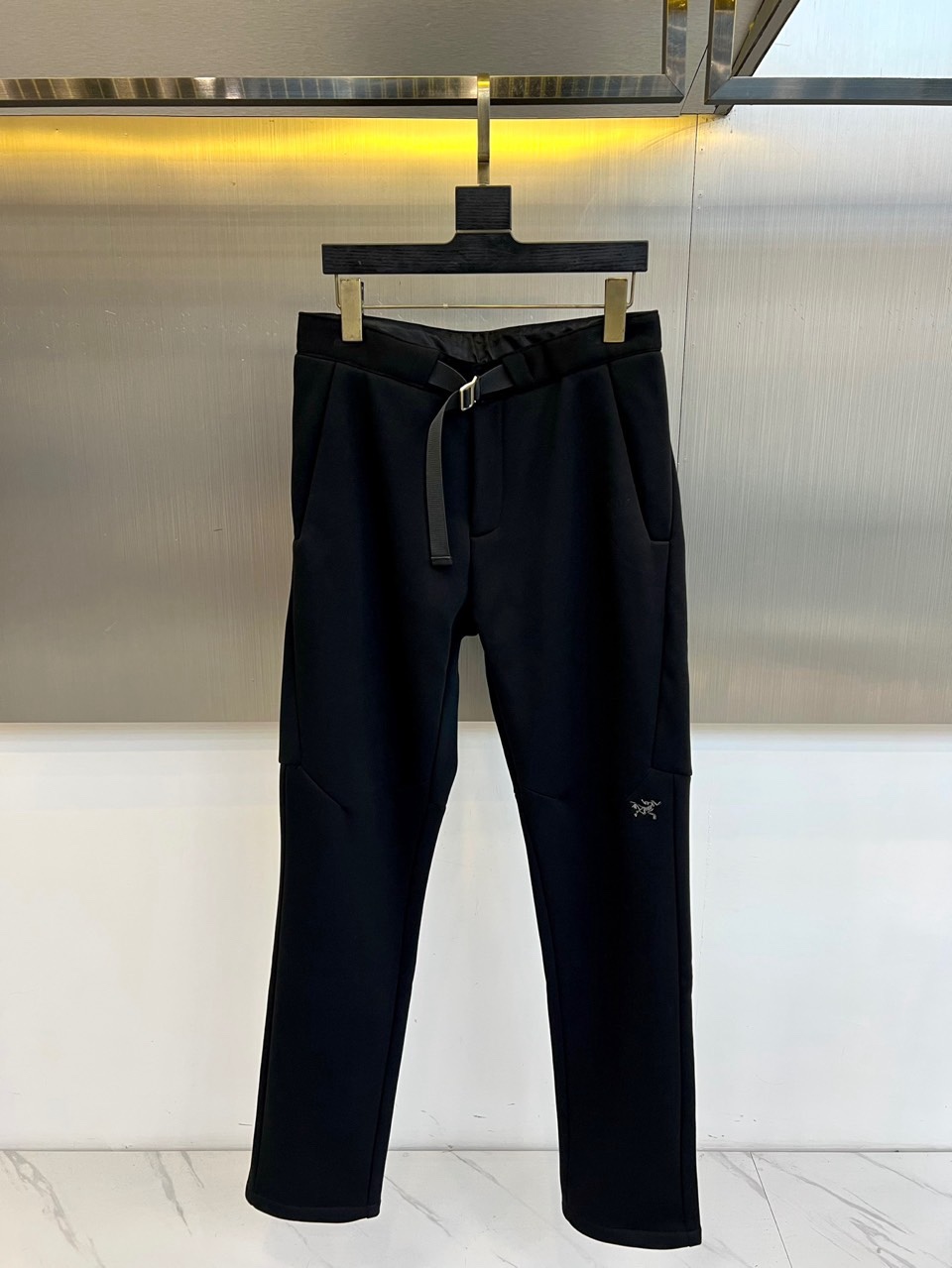 Arcteryx 始祖鸟、2026春夏男士户外运动长裤，以利落剪裁重塑都市机能美学。款式采用直筒修身廓形