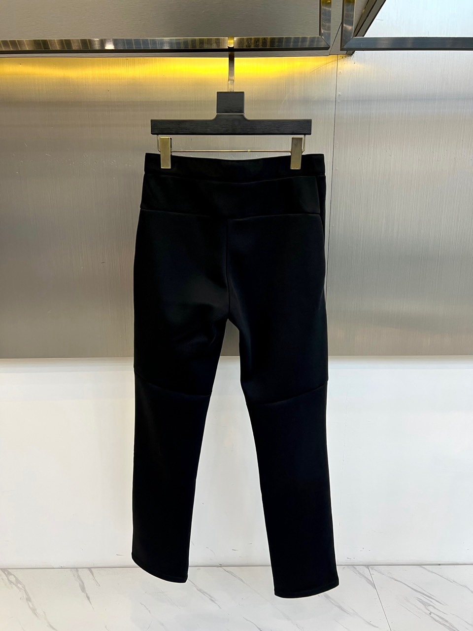 Arcteryx 始祖鸟、2026春夏男士户外运动长裤，以利落剪裁重塑都市机能美学。款式采用直筒修身廓形