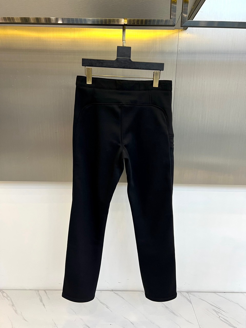 Arcteryx 始祖鸟、2026春夏男士户外运动长裤，以利落剪裁重塑都市机能美学。款式采用直筒修身廓形