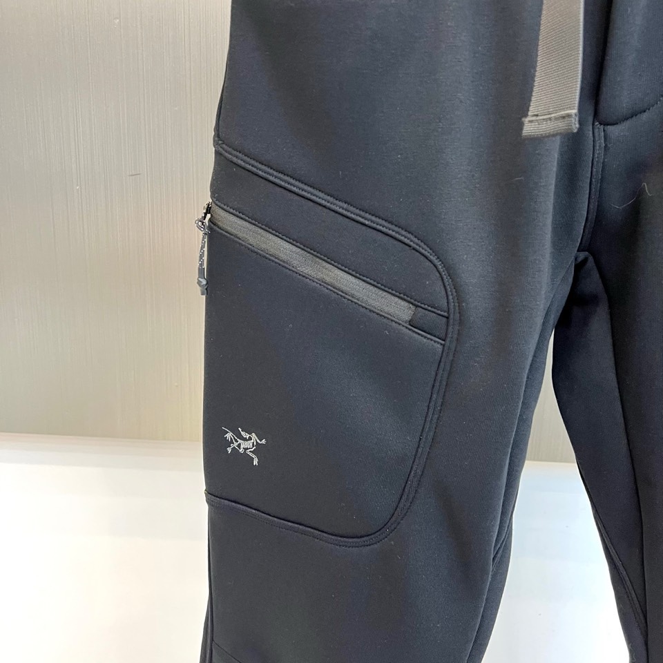Arcteryx 始祖鸟、2026春夏男士户外运动长裤，以利落剪裁重塑都市机能美学。款式采用直筒修身廓形