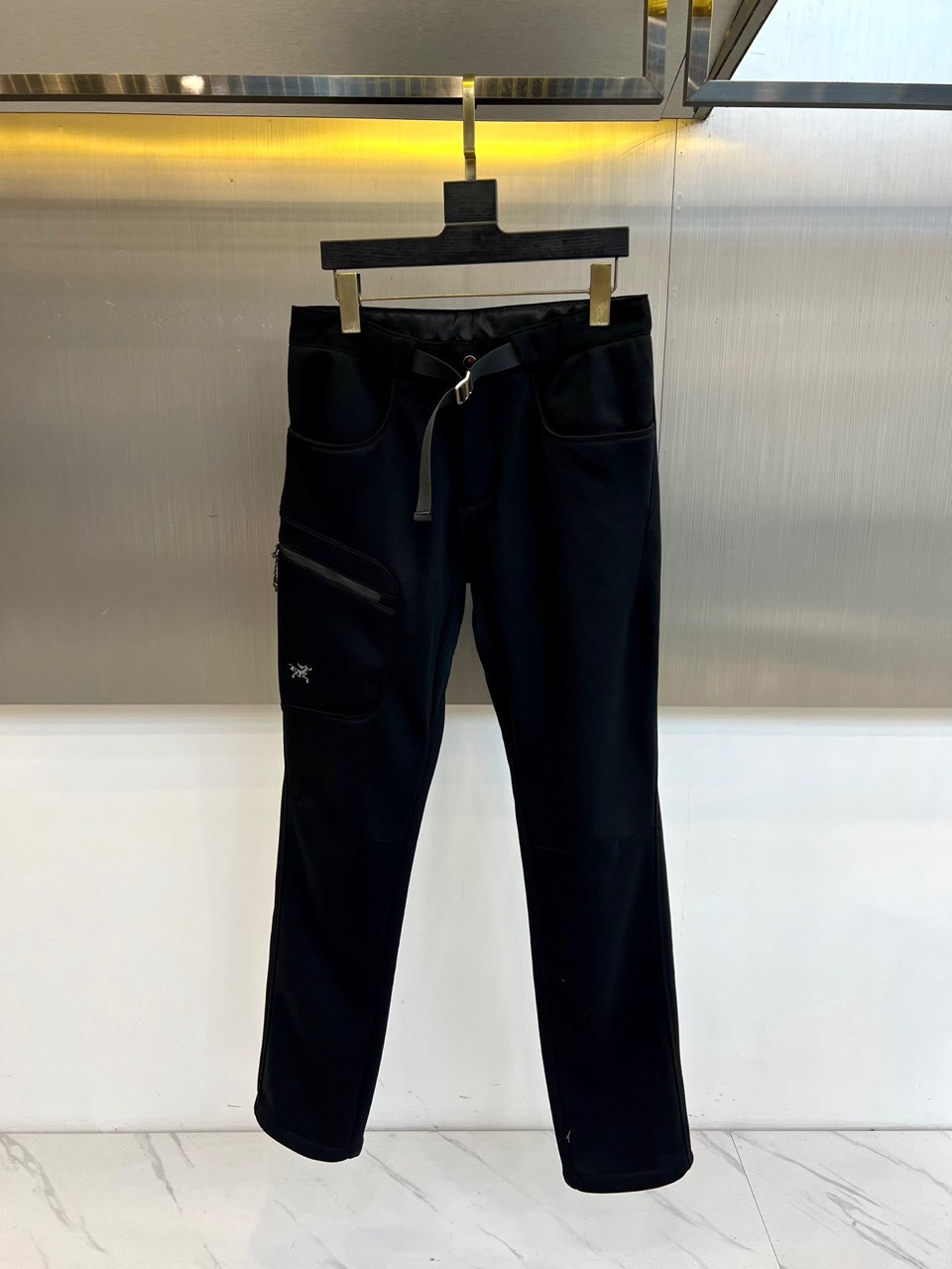 Arcteryx 始祖鸟、2026春夏男士户外运动长裤，以利落剪裁重塑都市机能美学。款式采用直筒修身廓形