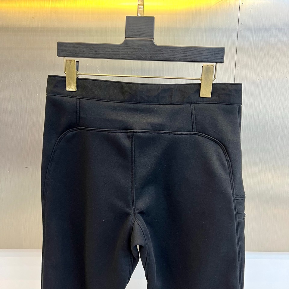 Arcteryx 始祖鸟、2026春夏男士户外运动长裤，以利落剪裁重塑都市机能美学。款式采用直筒修身廓形