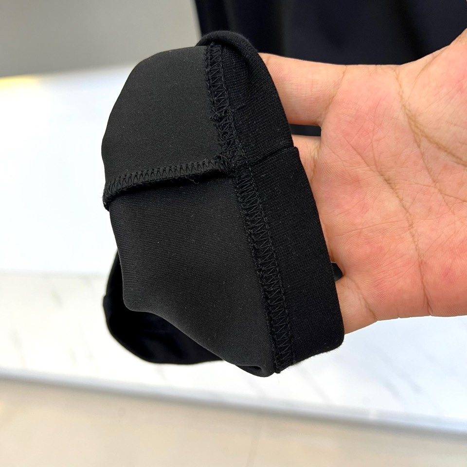 Mon蒙口、2026春夏新品宽松运动卫裤，以纯净柔和的色调打造高级感日常单品，版型采用高腰松紧腰头配抽绳