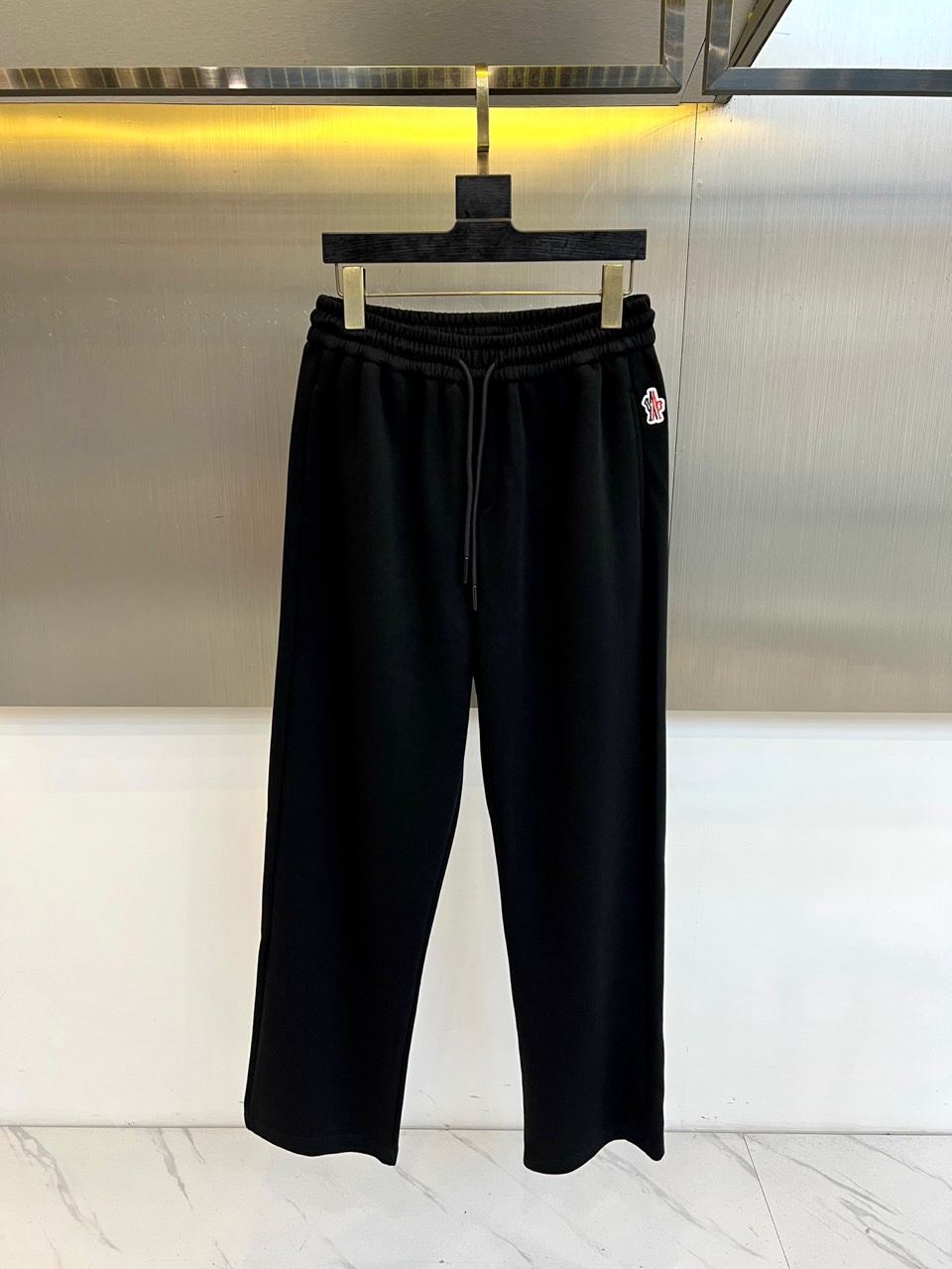 Mon蒙口、2026春夏新品宽松运动卫裤，以纯净柔和的色调打造高级感日常单品，版型采用高腰松紧腰头配抽绳