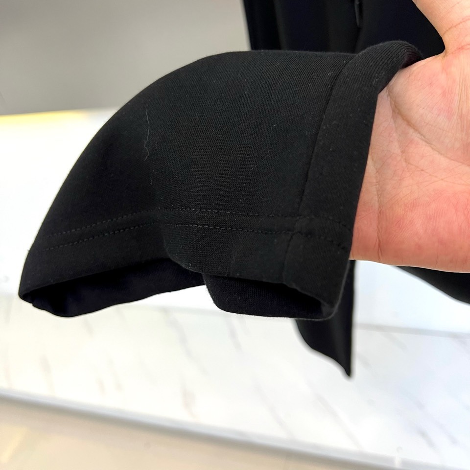 Mon蒙口、2026春夏新品宽松运动卫裤，以纯净柔和的色调打造高级感日常单品，版型采用高腰松紧腰头配抽绳