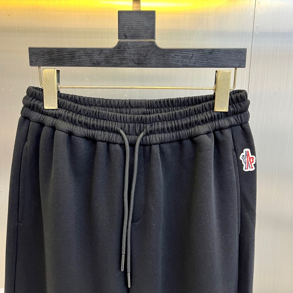 Mon蒙口、2026春夏新品宽松运动卫裤，以纯净柔和的色调打造高级感日常单品，版型采用高腰松紧腰头配抽绳