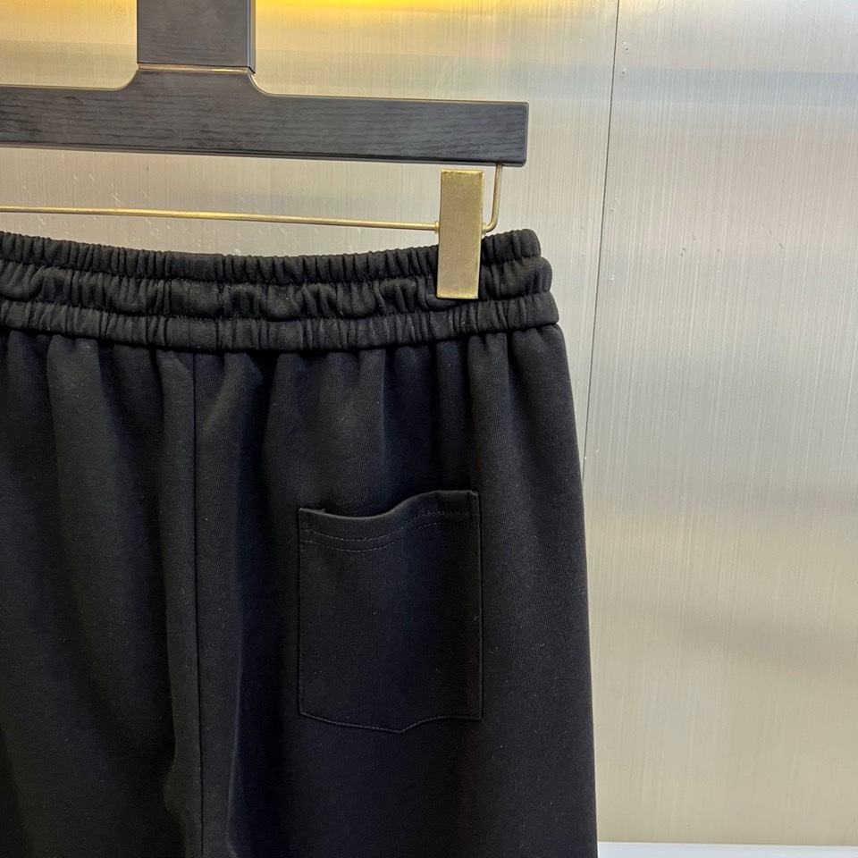 Mon蒙口、2026春夏新品宽松运动卫裤，以纯净柔和的色调打造高级感日常单品，版型采用高腰松紧腰头配抽绳