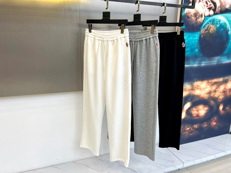 Mon蒙口、2026春夏新品宽松运动卫裤，以纯净柔和的色调打造高级感日常单品，版型采用高腰松紧腰头配抽绳