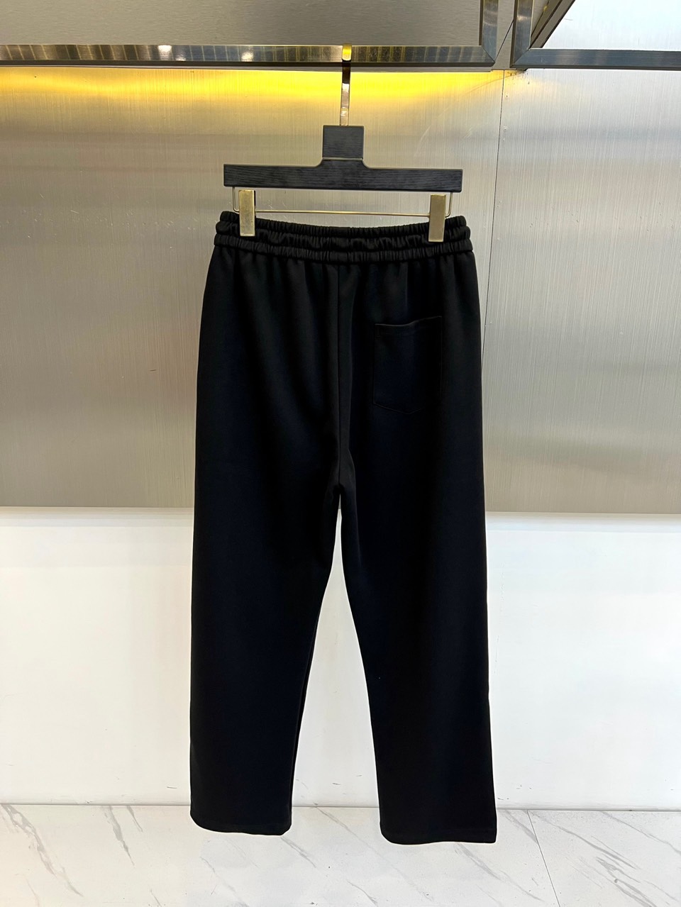 Mon蒙口、2026春夏新品宽松运动卫裤，以纯净柔和的色调打造高级感日常单品，版型采用高腰松紧腰头配抽绳