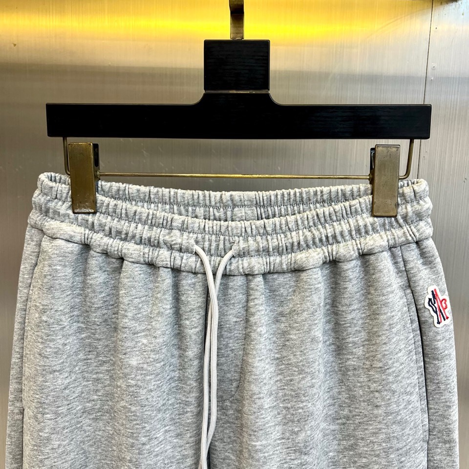 Mon蒙口、2026春夏新品宽松运动卫裤，以纯净柔和的色调打造高级感日常单品，版型采用高腰松紧腰头配抽绳