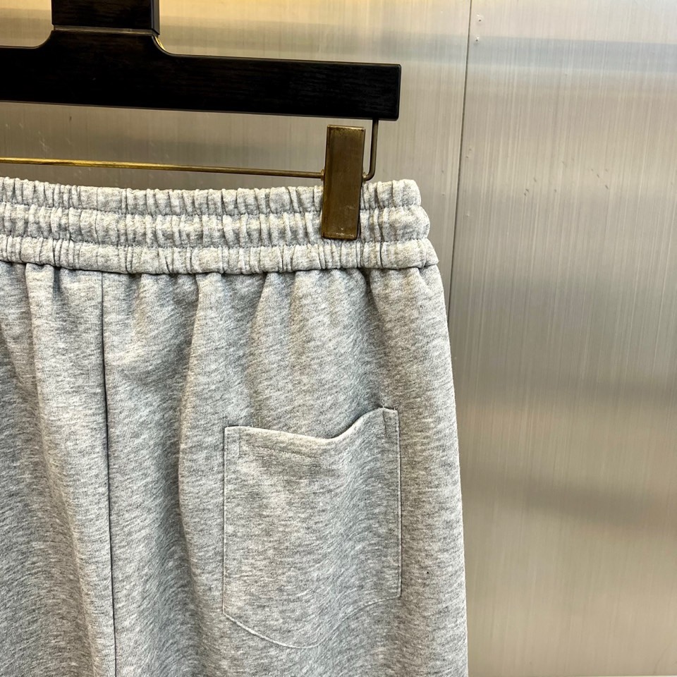 Mon蒙口、2026春夏新品宽松运动卫裤，以纯净柔和的色调打造高级感日常单品，版型采用高腰松紧腰头配抽绳