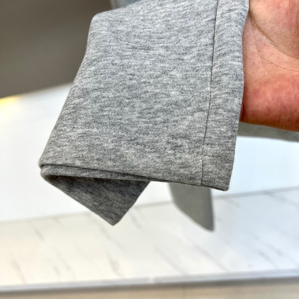 Mon蒙口、2026春夏新品宽松运动卫裤，以纯净柔和的色调打造高级感日常单品，版型采用高腰松紧腰头配抽绳