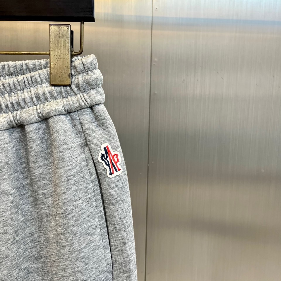 Mon蒙口、2026春夏新品宽松运动卫裤，以纯净柔和的色调打造高级感日常单品，版型采用高腰松紧腰头配抽绳