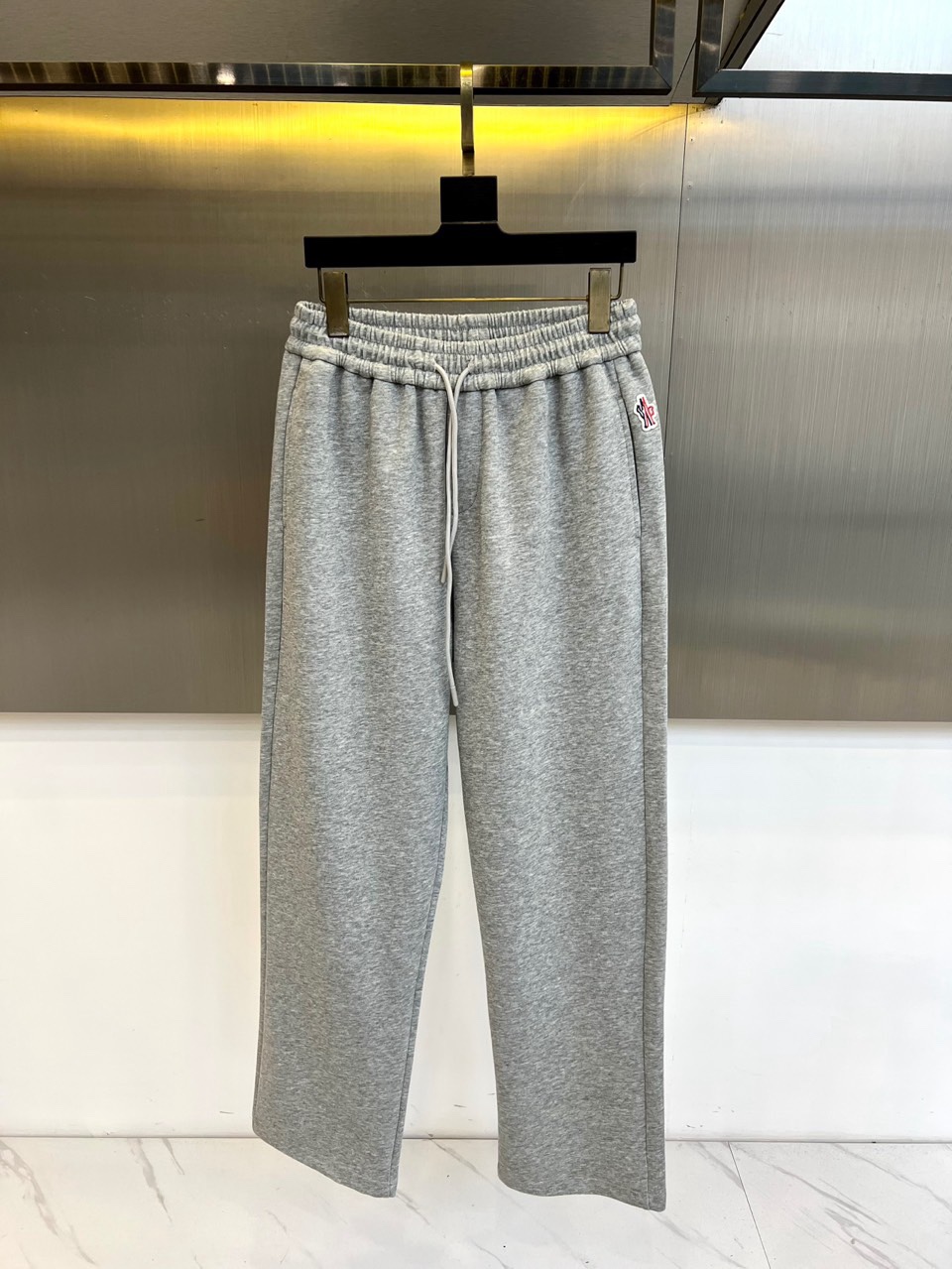 Mon蒙口、2026春夏新品宽松运动卫裤，以纯净柔和的色调打造高级感日常单品，版型采用高腰松紧腰头配抽绳