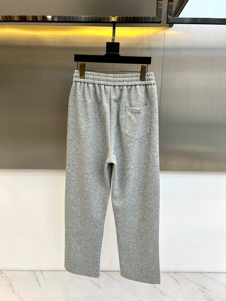 Mon蒙口、2026春夏新品宽松运动卫裤，以纯净柔和的色调打造高级感日常单品，版型采用高腰松紧腰头配抽绳