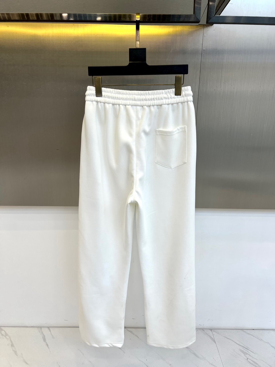Mon蒙口、2026春夏新品宽松运动卫裤，以纯净柔和的色调打造高级感日常单品，版型采用高腰松紧腰头配抽绳