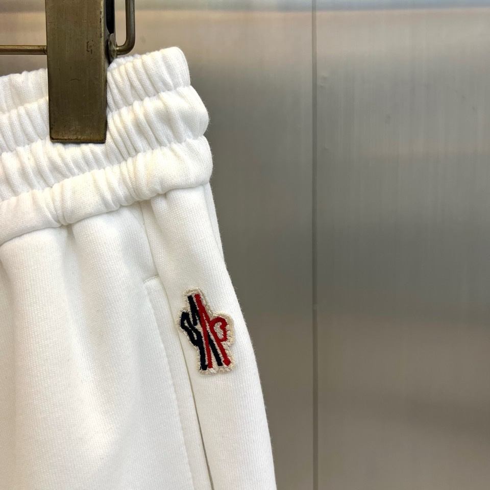 Mon蒙口、2026春夏新品宽松运动卫裤，以纯净柔和的色调打造高级感日常单品，版型采用高腰松紧腰头配抽绳