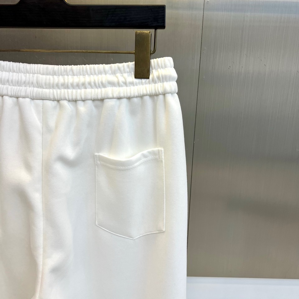 Mon蒙口、2026春夏新品宽松运动卫裤，以纯净柔和的色调打造高级感日常单品，版型采用高腰松紧腰头配抽绳