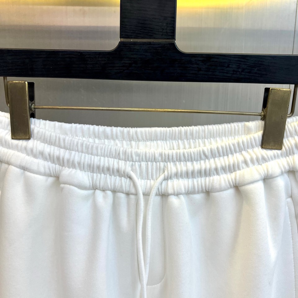 Mon蒙口、2026春夏新品宽松运动卫裤，以纯净柔和的色调打造高级感日常单品，版型采用高腰松紧腰头配抽绳