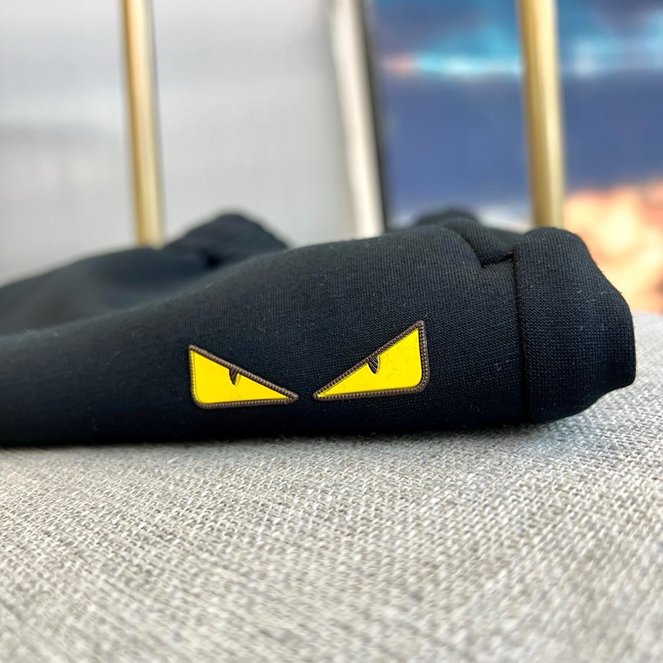 Fend芬迪、2026春夏男士休闲裤，以宽松剪裁重塑当代休闲美学。标志性设计在于裤身侧面的趣味小怪兽图案