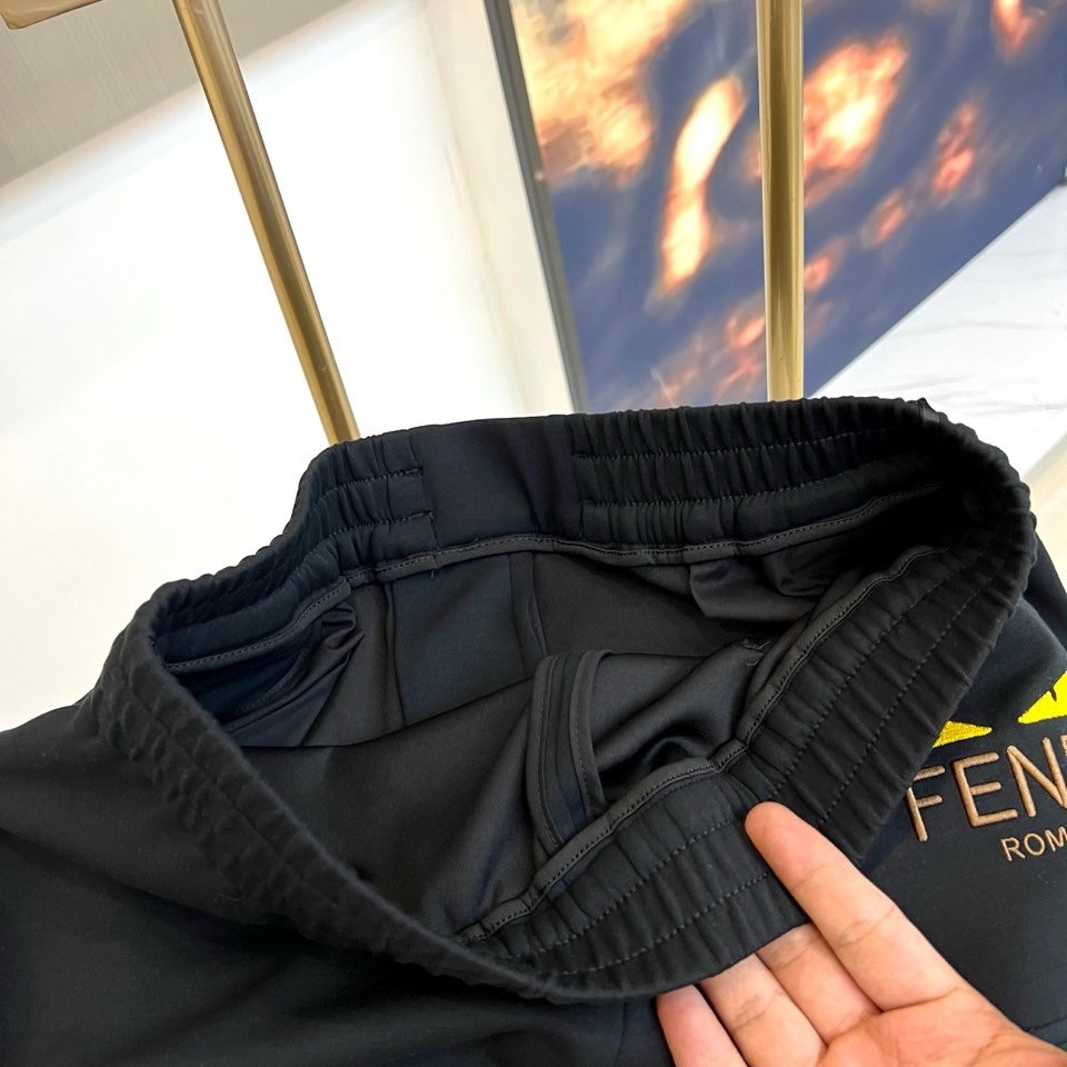 Fend芬迪、2026春夏男士休闲裤，以宽松剪裁重塑当代休闲美学。标志性设计在于裤身侧面的趣味小怪兽图案