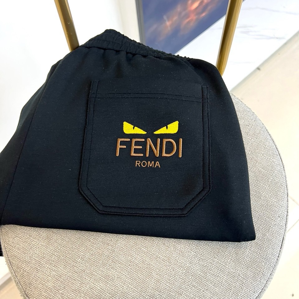 Fend芬迪、2026春夏男士休闲裤，以宽松剪裁重塑当代休闲美学。标志性设计在于裤身侧面的趣味小怪兽图案