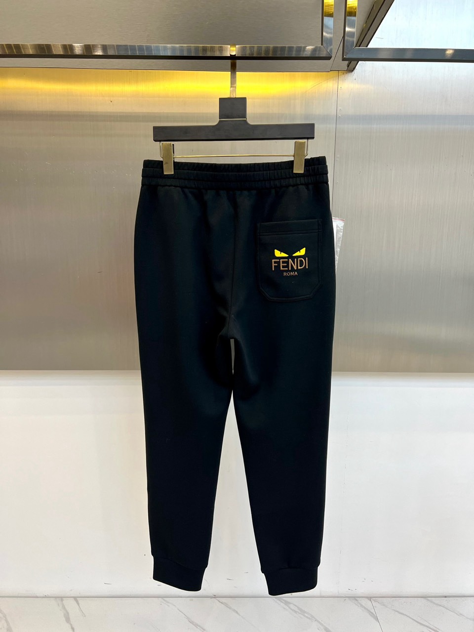 Fend芬迪、2026春夏男士休闲裤，以宽松剪裁重塑当代休闲美学。标志性设计在于裤身侧面的趣味小怪兽图案