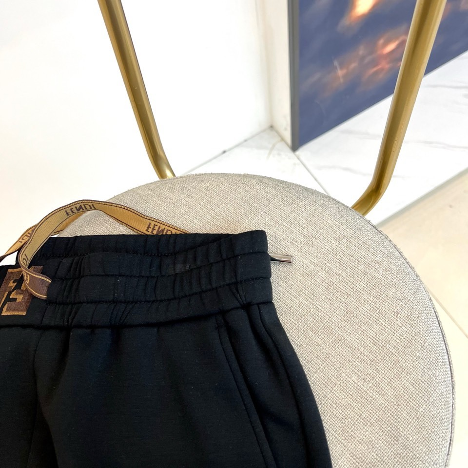 Fend芬迪、2026春夏男士休闲裤，以宽松剪裁重塑当代休闲美学。标志性设计在于裤身侧面的趣味小怪兽图案