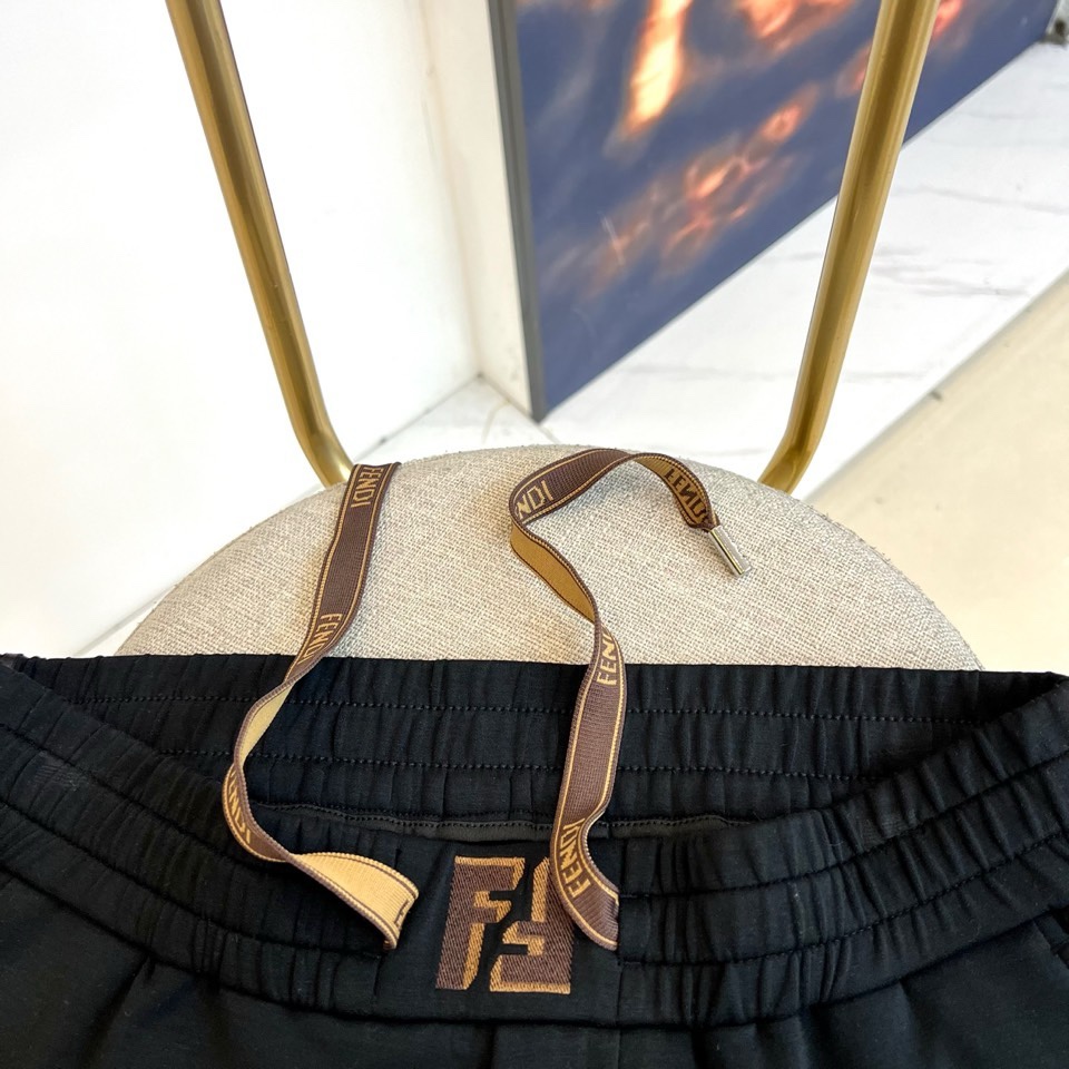 Fend芬迪、2026春夏男士休闲裤，以宽松剪裁重塑当代休闲美学。标志性设计在于裤身侧面的趣味小怪兽图案