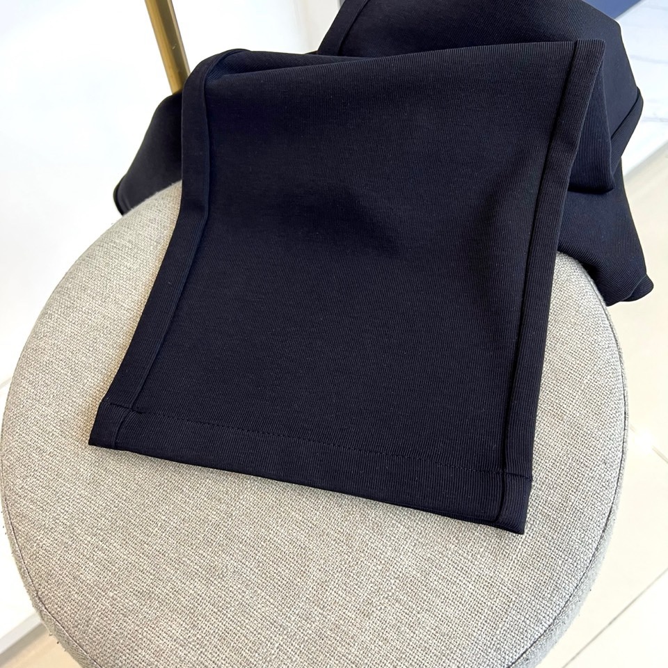 Gucc古驰、2026春夏男士休闲裤，以宽松剪裁重塑当代休闲美学。标志性设计在于裤身正面醒目的品牌刺绣标