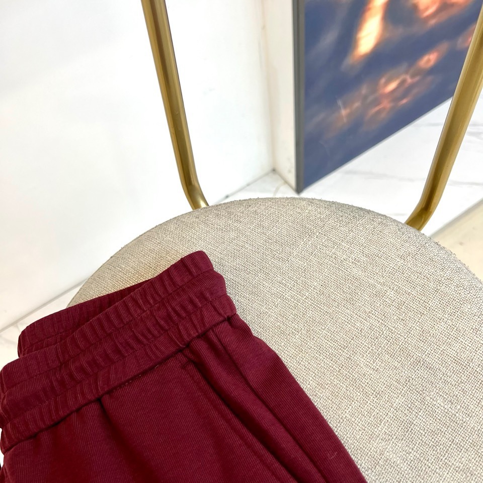 Gucc古驰、2026春夏男士休闲裤，以宽松剪裁重塑当代休闲美学。标志性设计在于裤身正面醒目的品牌刺绣标