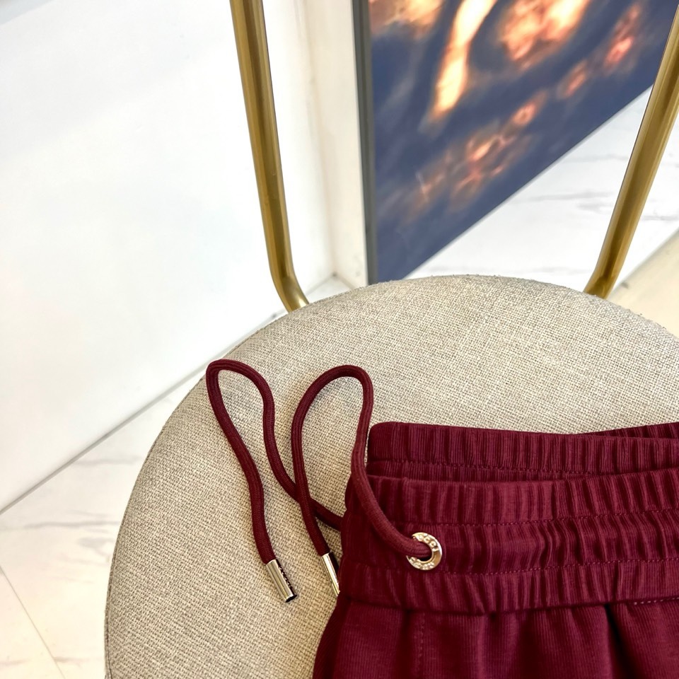 Gucc古驰、2026春夏男士休闲裤，以宽松剪裁重塑当代休闲美学。标志性设计在于裤身正面醒目的品牌刺绣标