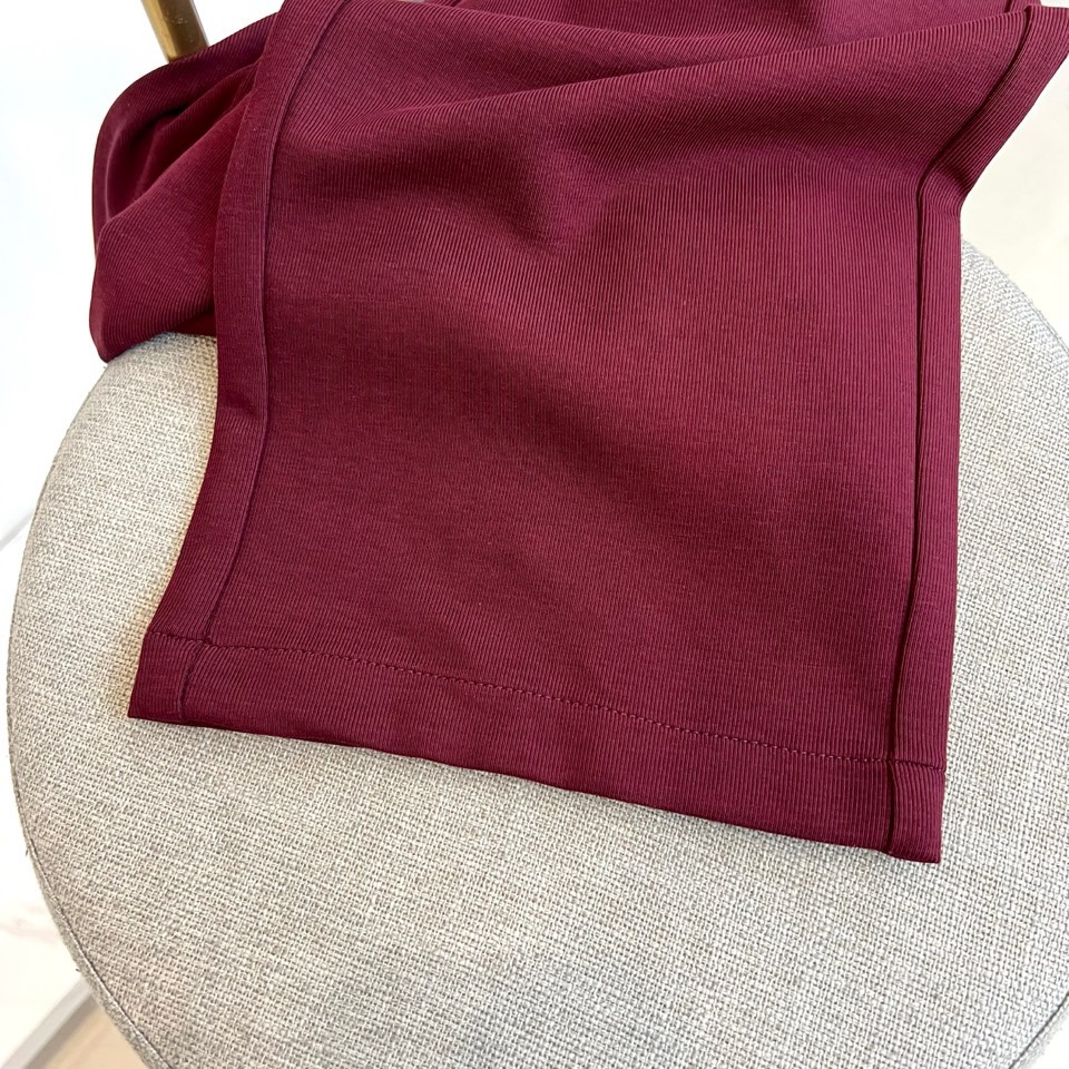 Gucc古驰、2026春夏男士休闲裤，以宽松剪裁重塑当代休闲美学。标志性设计在于裤身正面醒目的品牌刺绣标